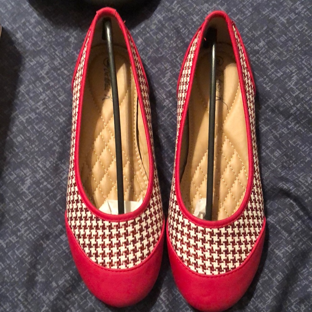 Red houndstooth flats